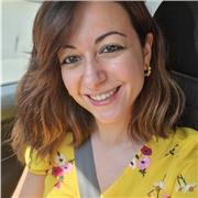 Laureata con il massimo dei voti in discipline umanistiche, impartisce lezioni di storia e italiano